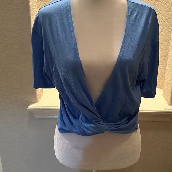 Monrow Womens Size S/M Twisted Front Top Blue Plunge Front Short Sleeve NWOT - Picture 1 of 5